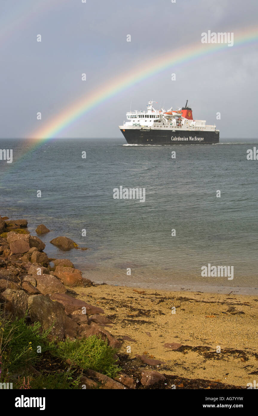 L'hôtel Caledonian Macbrayne le Caledonian Isles ferry Brodick approches sur l'île d'Arran à travers un arc-en-ciel Banque D'Images