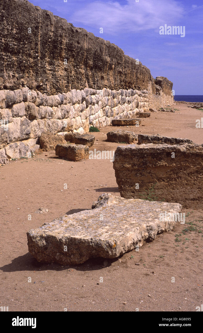 Partie du 1er siècle mur qui entoure la ville romaine à Empuries, Costa Brava, Espagne. Banque D'Images