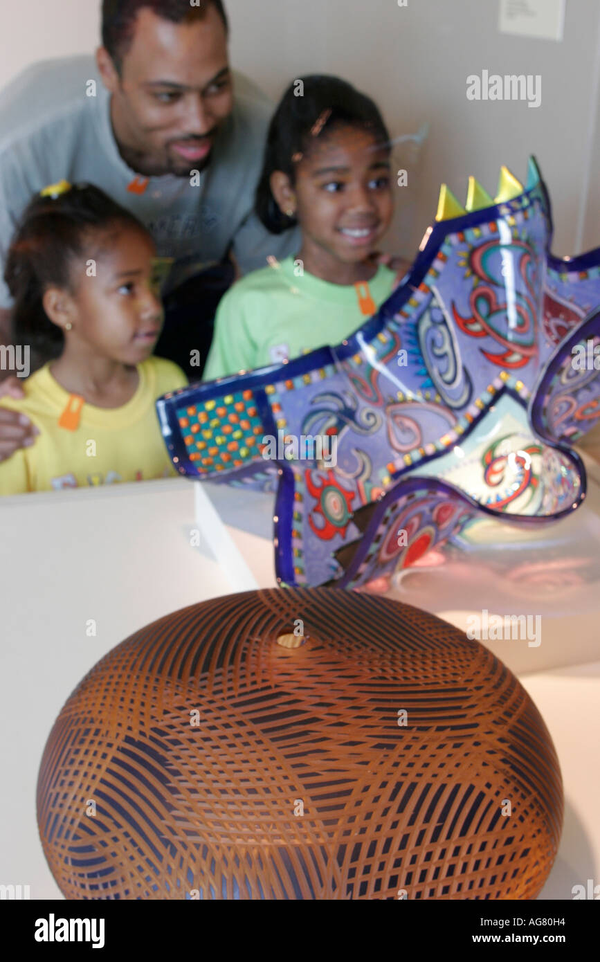 Alabama Mobile County,Mobile,Museum of Art,Glass,Black Blacks Africains ethnie minoritaire,famille familles parents parents enfants enfants,mère Mo Banque D'Images