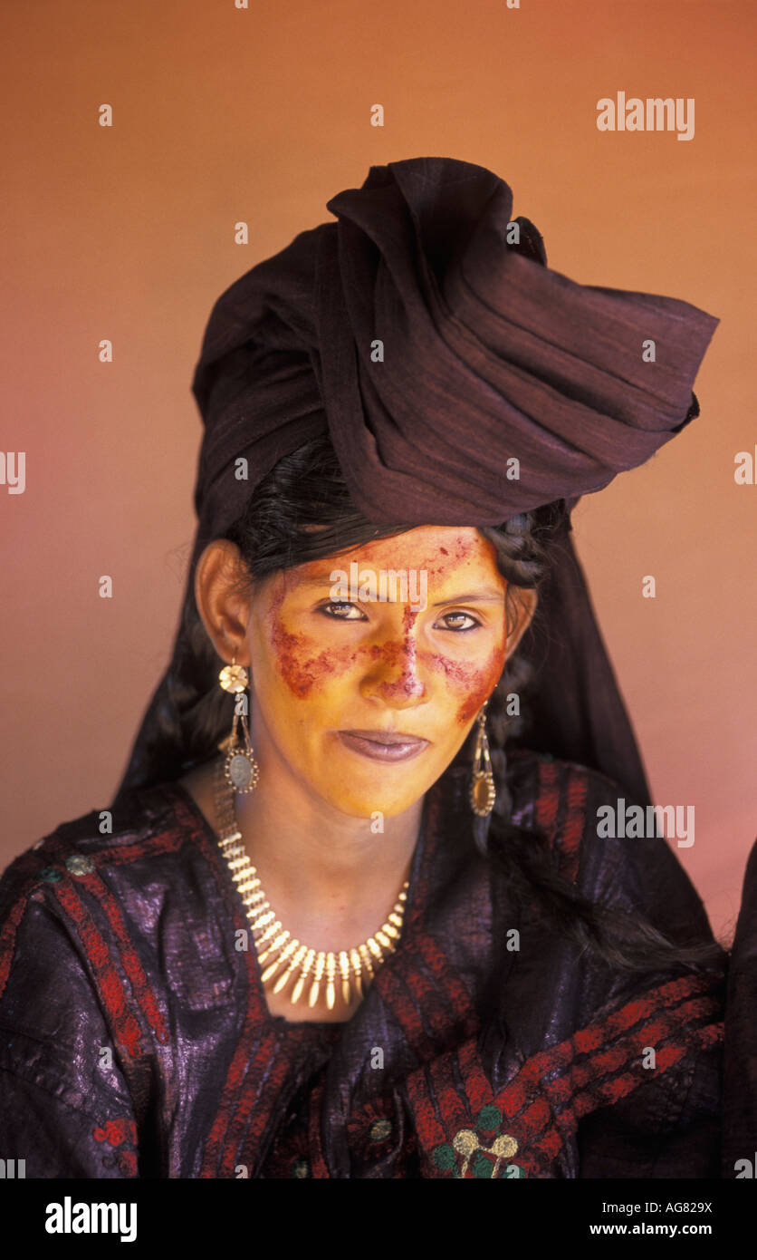 Près d'Agadez Niger visage peint de jeune femme de tribu Touareg et habillés pour le mariage Banque D'Images