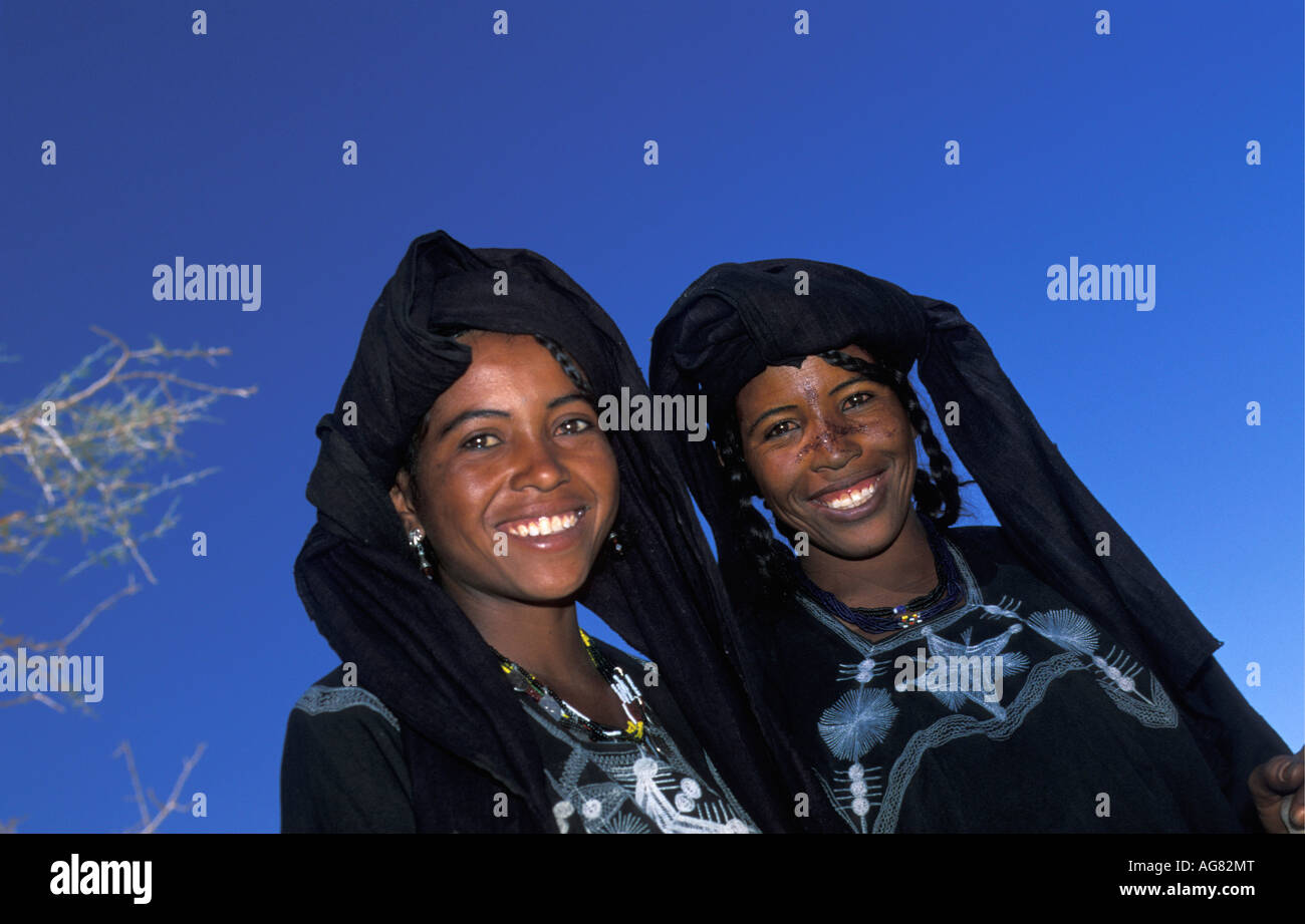 Niger Ifrouane Les jeunes femmes de la tribu touareg smiling Banque D'Images