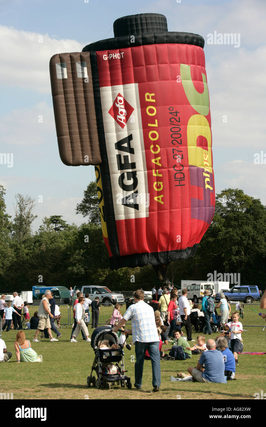 Un ballon à air chaud dans la forme d'une caméra 35mm film négatif couleur cartouche, England, UK Banque D'Images