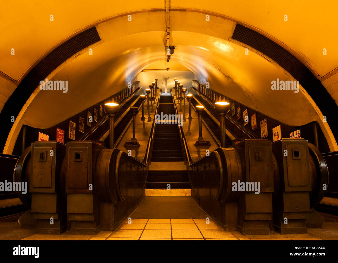 La station de métro Southgate Art Déco escalator Piccadilly London Banque D'Images