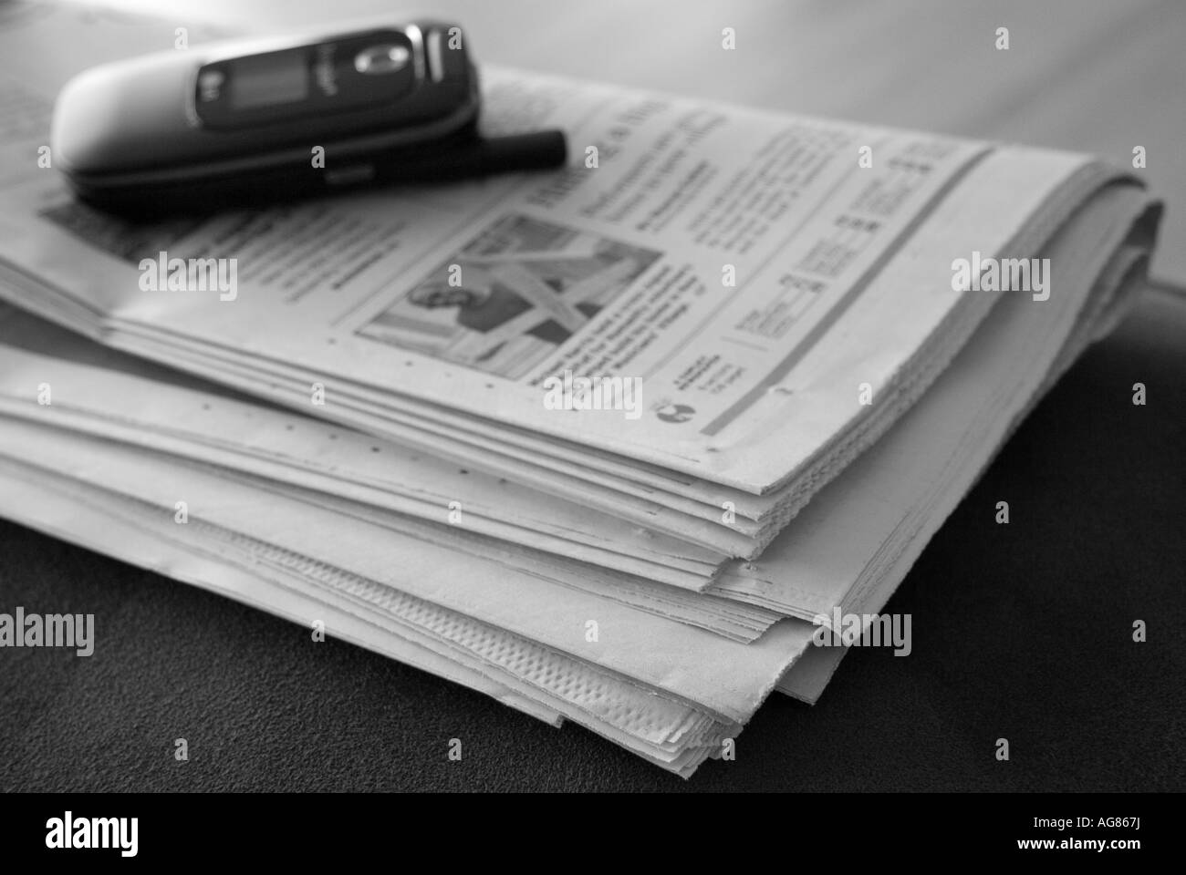 Téléphone cellulaire sur journal Banque D'Images