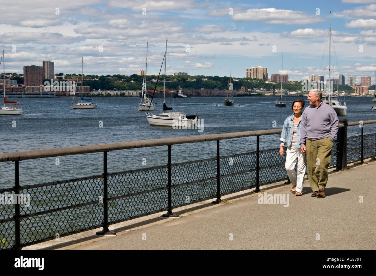Couple en train de marcher le long de la rivière Hudson à Riverside Park dans l'Upper West Side de Manhattan Banque D'Images