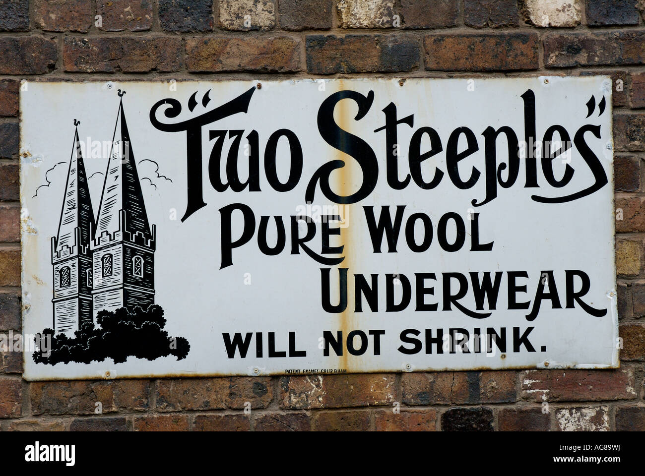 Les panneaux publicitaires sur les feuilles de métal peuvent encore être trouvées attachées aux bâtiments souvent longtemps après que le produit a disparu Banque D'Images