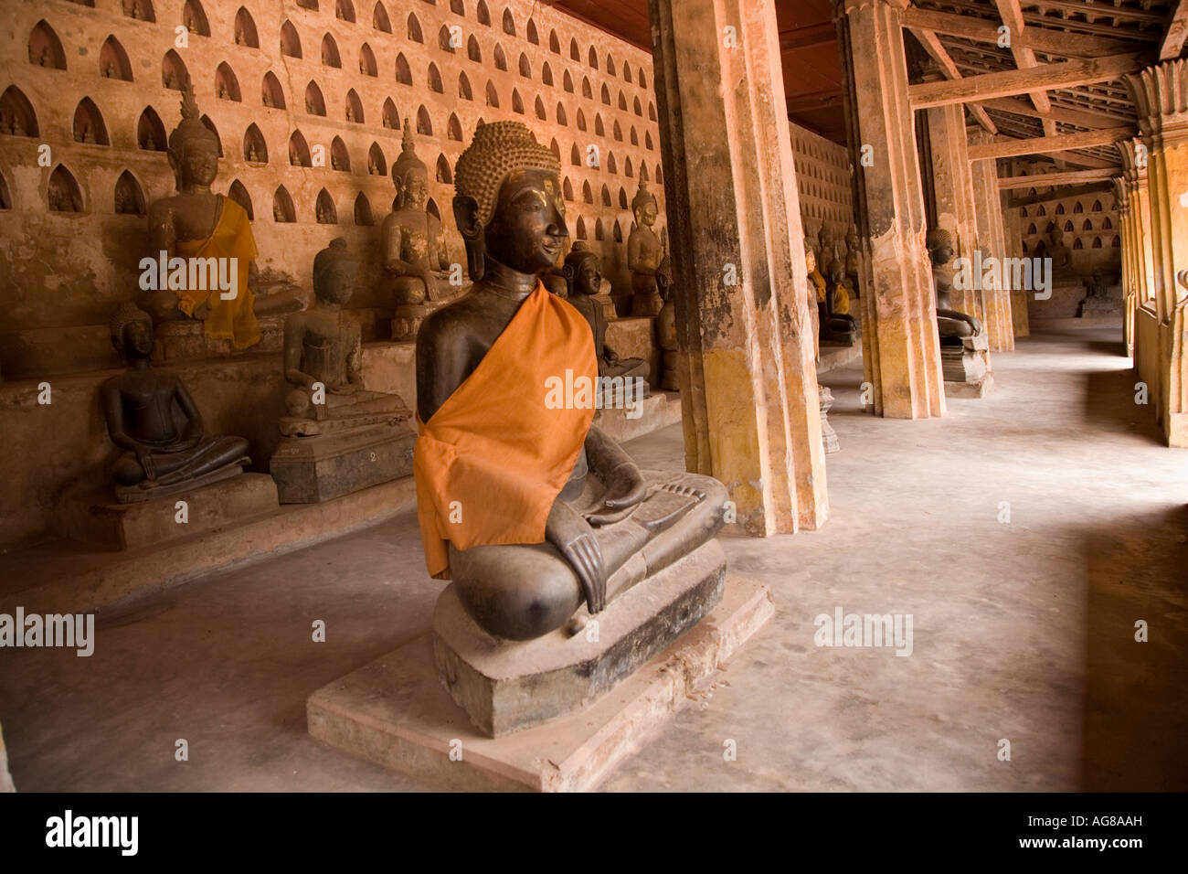 Statue de Bouddha dans le cloître d'temple Wat Si Saket Vientiane Laos Banque D'Images