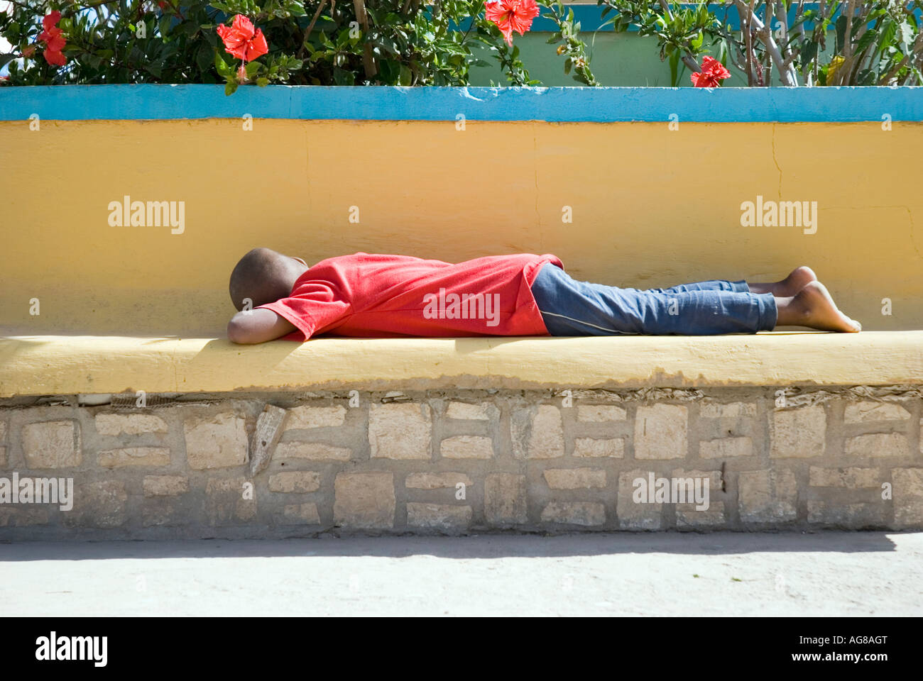 Un jeune garçon portant sur stomache. Banque D'Images