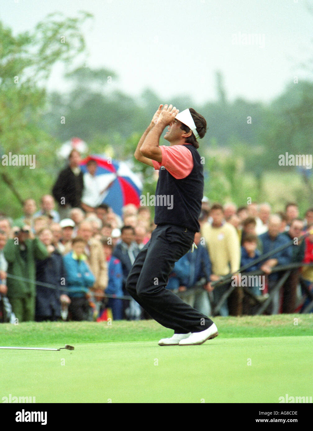 Seve Ballesteros golfeur tient sa tête et réagit comme il manque une mise à la NM English Open le Beffroi Août 1990 Banque D'Images