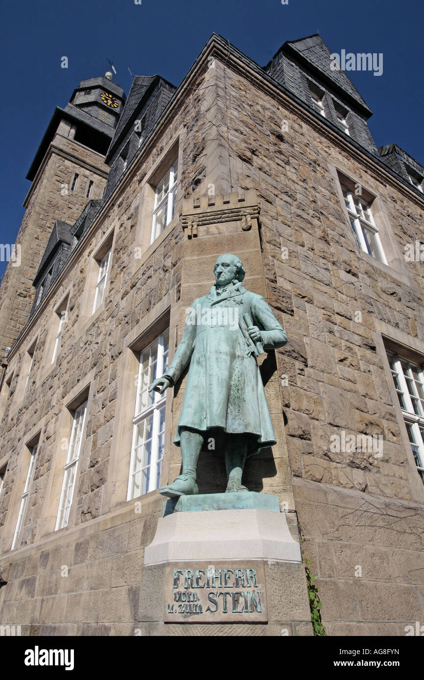 Hôtel de ville avec la statue de Freiherr von Stein, l'Allemagne, en Rhénanie du Nord-Westphalie, Ruhr, Wetter/Ruhr Banque D'Images