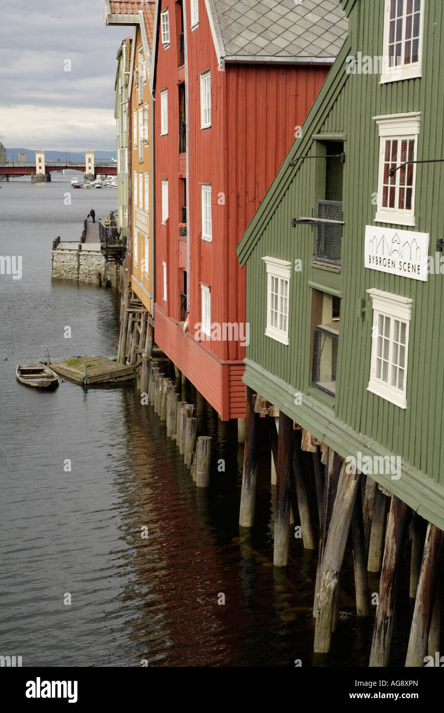 Entrepôts anciens en bois à la rivière Nidelva, Trondheim, Norvège. Banque D'Images