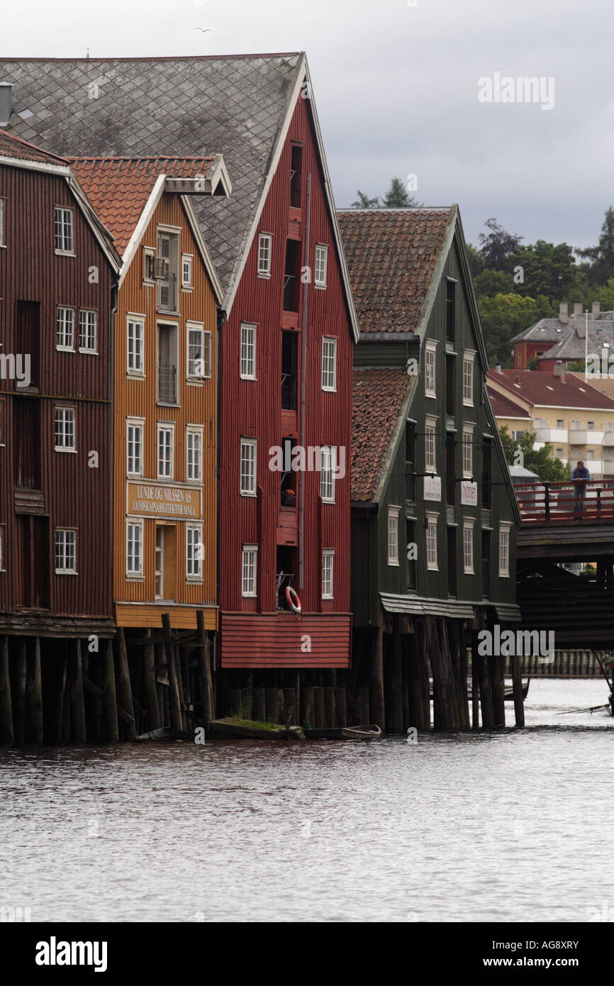 Entrepôts anciens en bois à la rivière Nidelva, Trondheim, Norvège. Banque D'Images