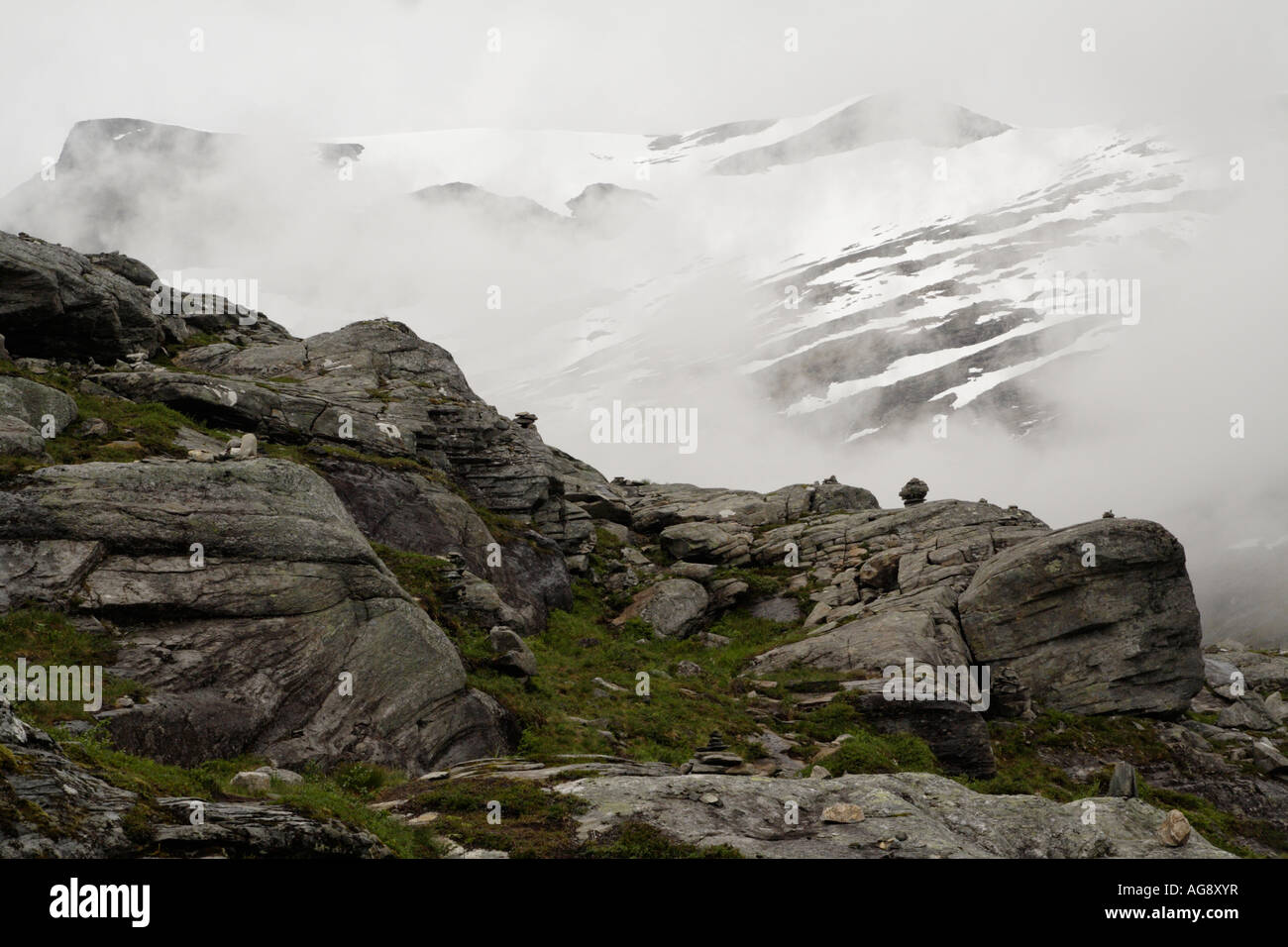 Montagne dans la brume, la Norvège, la route Trollstigen. Banque D'Images