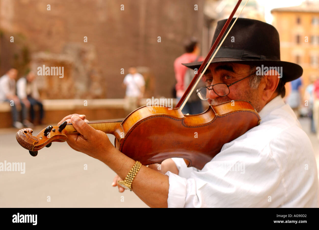 Rome, homme de la région à jouer du violon Banque D'Images