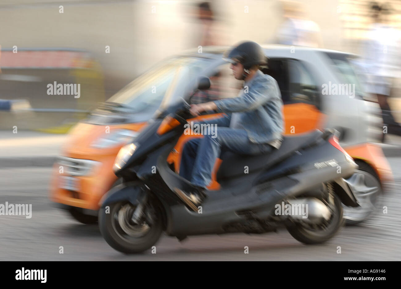 Rome, l'homme local sur un scooter/cyclomoteur Banque D'Images
