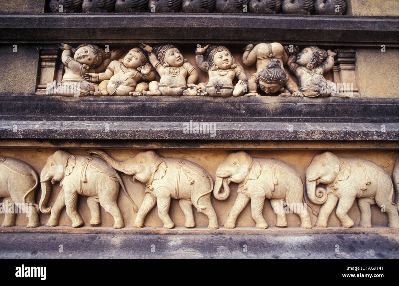 Sri Lanka Negombo, Sculpture sur le mur du temple Banque D'Images