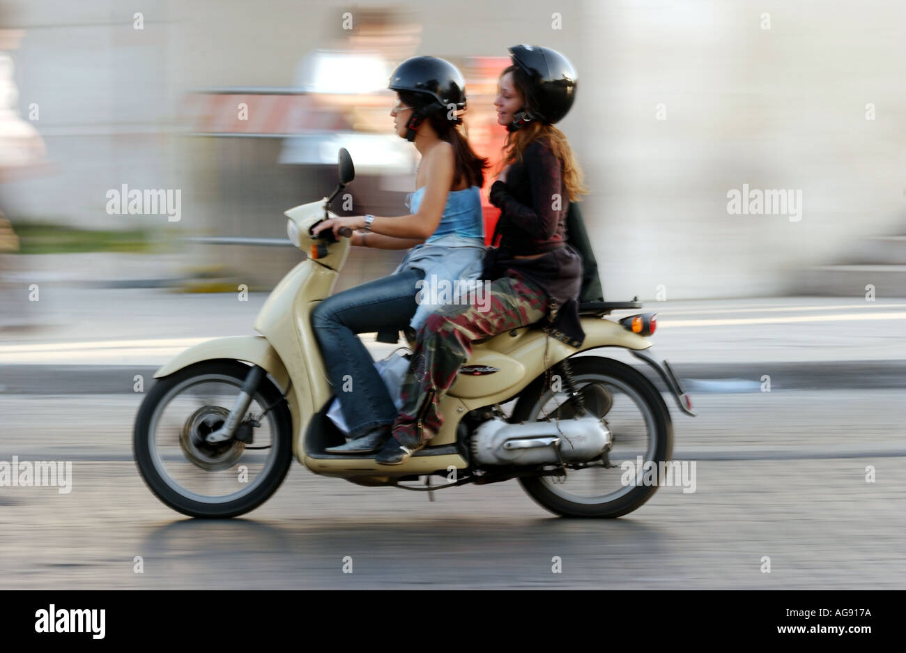 Rome, deux filles sur un scooter/cyclomoteur Banque D'Images