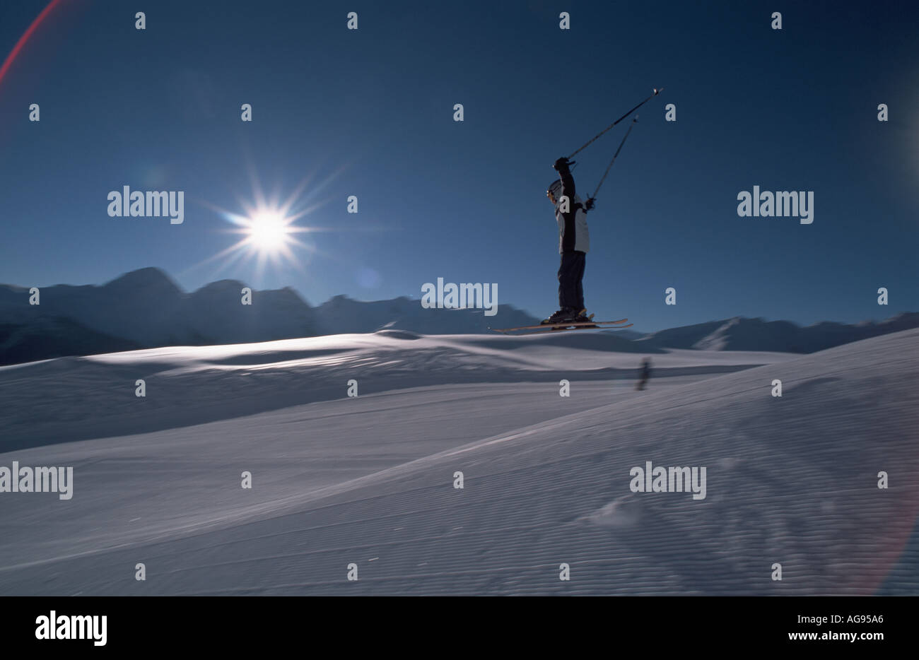 Skieur fille survolant un saut dans la station suisse de Disentis Banque D'Images