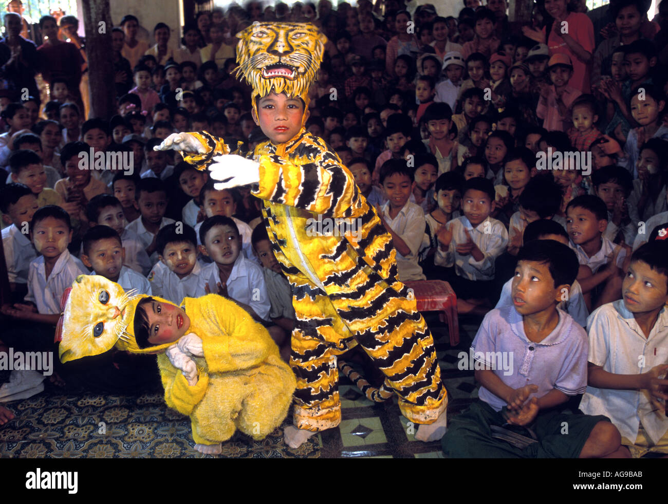 Enfants au Myanmar Birmanie effectuer histoire traditionnelle pour les éduquer dans la pratique d'hygiène et hygiène au Khat Tu Banque D'Images