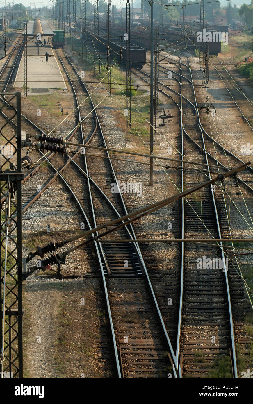 Les voies de chemin de fer menant à une gare de triage et de fret Banque D'Images
