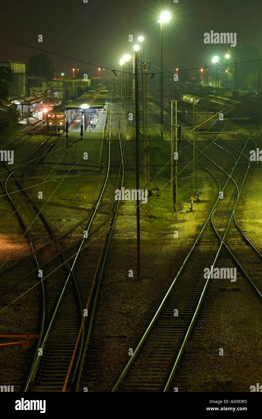 Les voies de chemin de fer menant à une gare de triage et de fret de nuit Banque D'Images