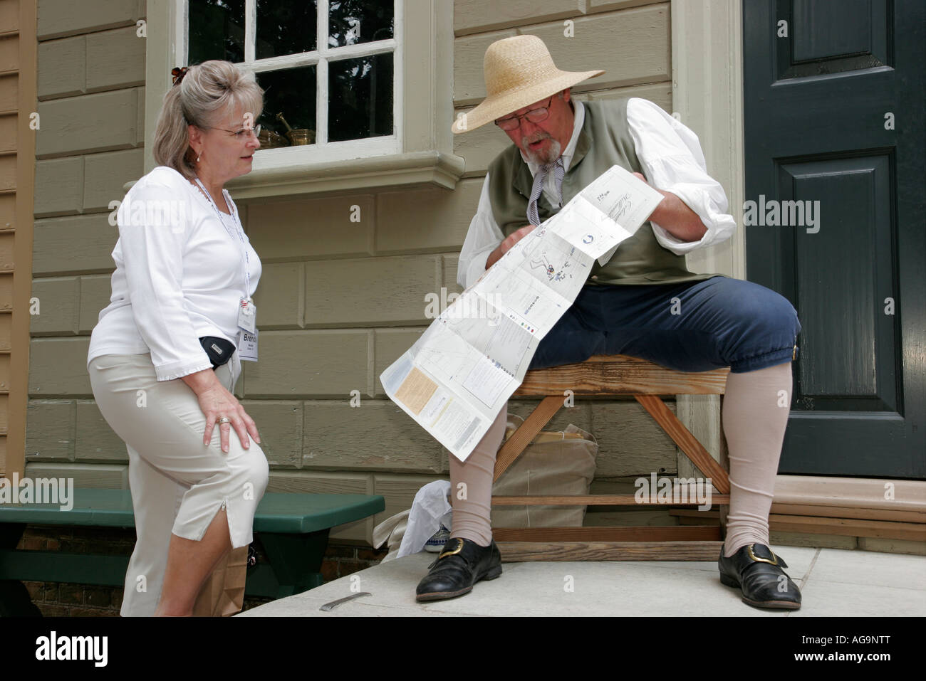 Colonial Williamsburg Virginia,Duke of Gloucester Street,adulte adultes femme femme femme femme,homme hommes,reenactor,repromulgue,jeu de rôle,acte,costume,carte Banque D'Images