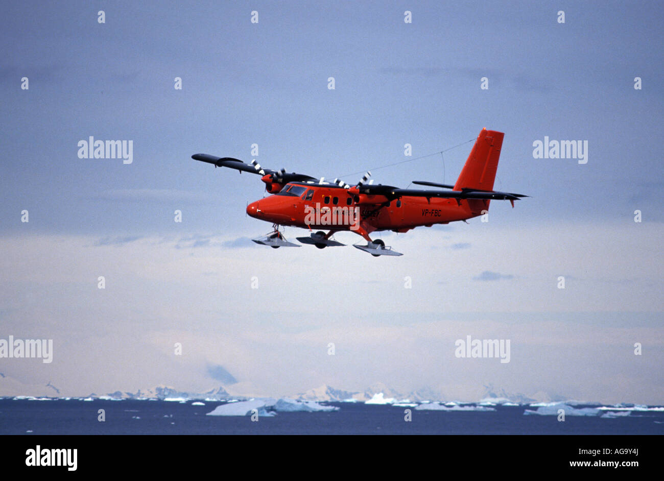 L'antarctique Twinotter de British Antarctic Survey à l'atterrissage à base Rothera Banque D'Images