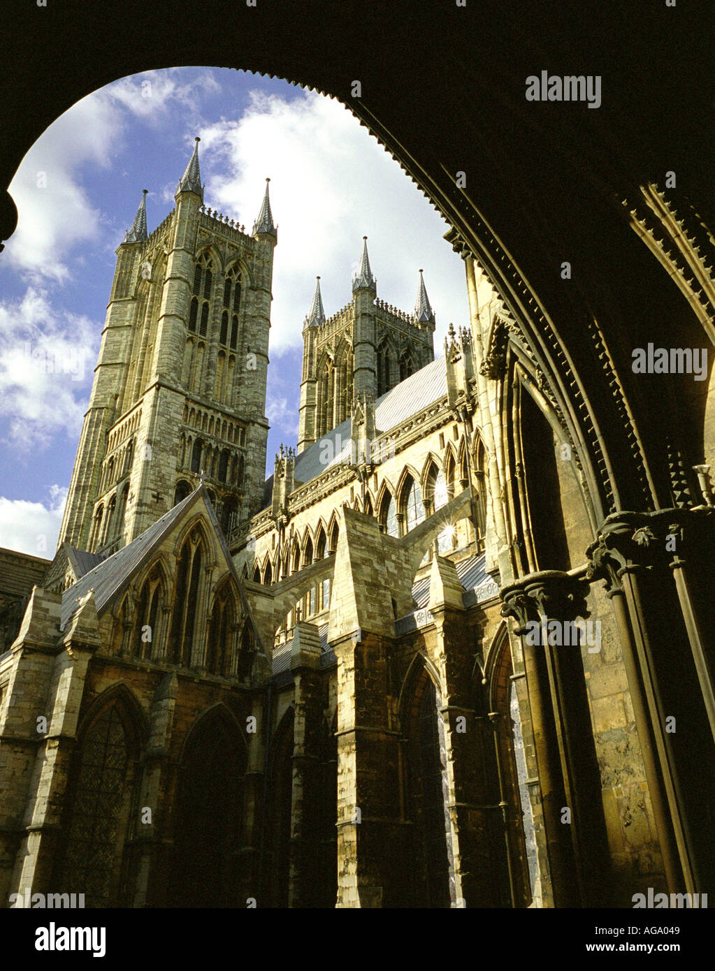 L'église cathédrale de St Mary à Lincoln vu à travers une porte voûtée Banque D'Images