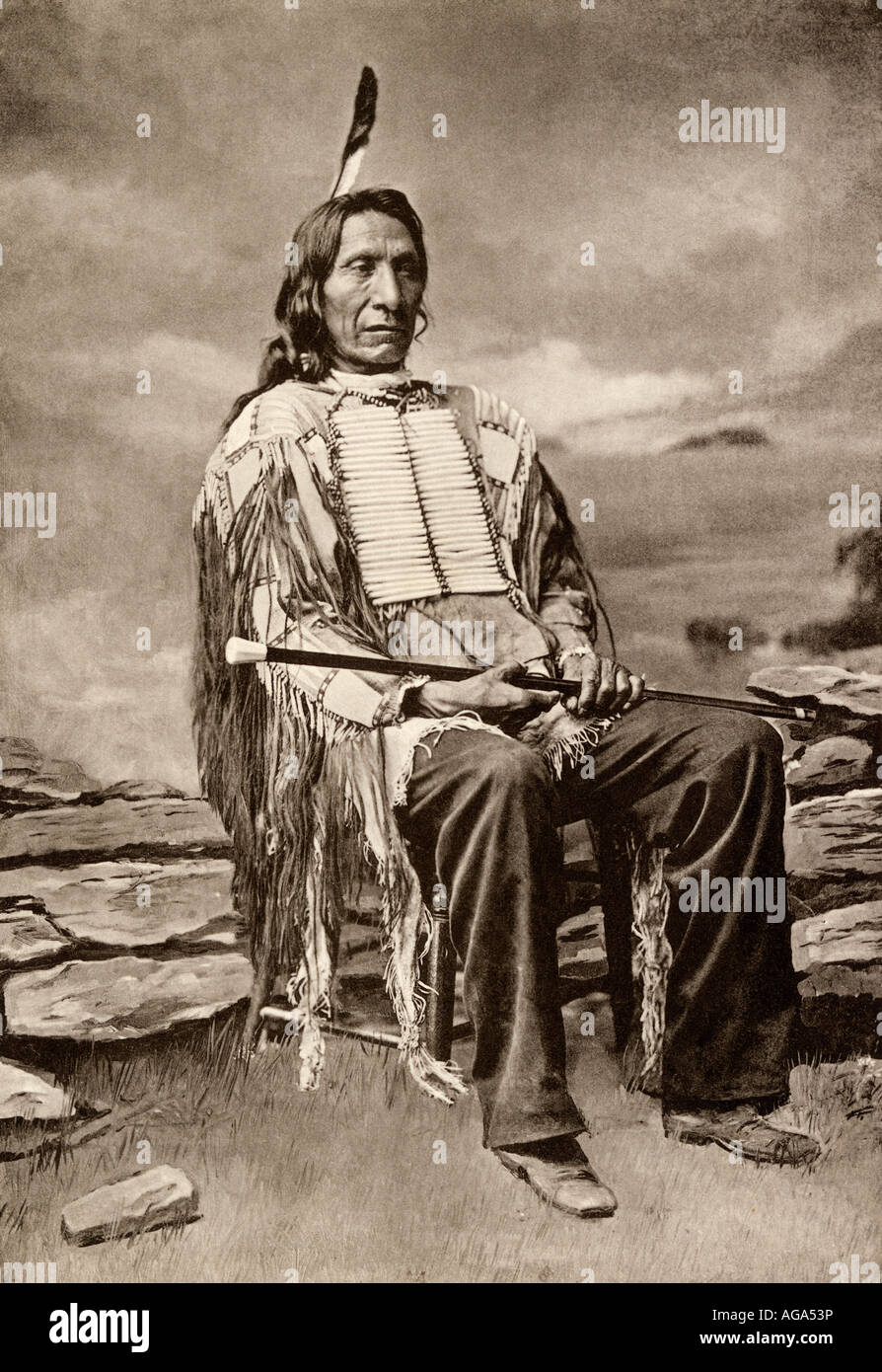 Red Cloud ou Mahpiua Luta Chef Sioux Oglala dans épic shirt années 1890. Albertype (photographie) Banque D'Images