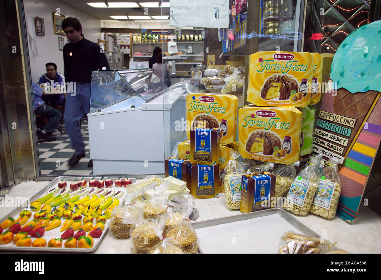 Bonbons massepain dans la fenêtre d'une boulangerie moderne sur Hanover Street dans le quartier italien à l'extrémité nord de Boston MA Banque D'Images