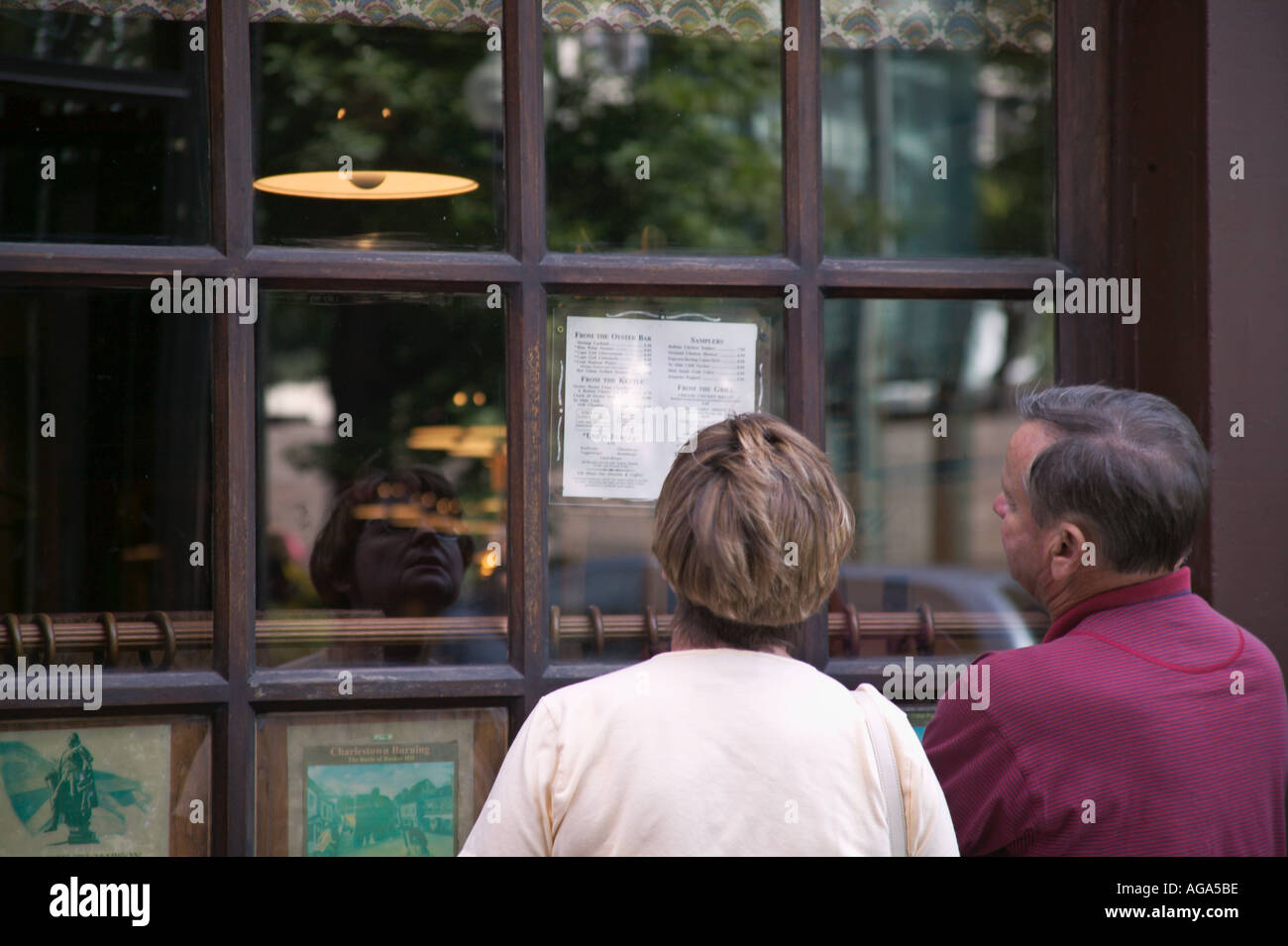 Examiner les clients dans la fenêtre de menu de la baie de l' Union Oyster House près de Quincy Market Boston MA Banque D'Images