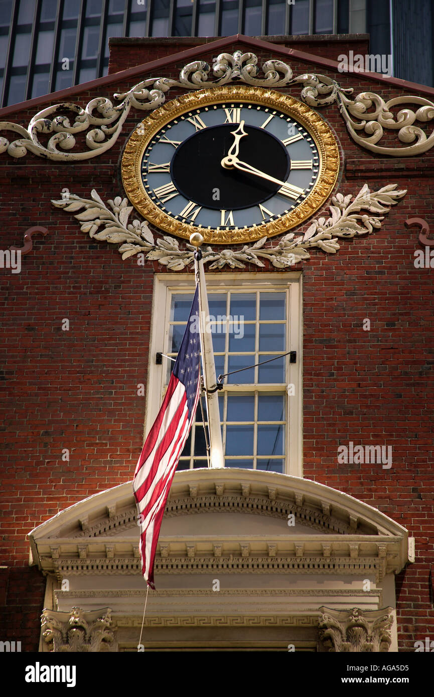 Vue détaillée de USA drapeau américain et ornementé réveil à l'Old State House Boston MA Banque D'Images