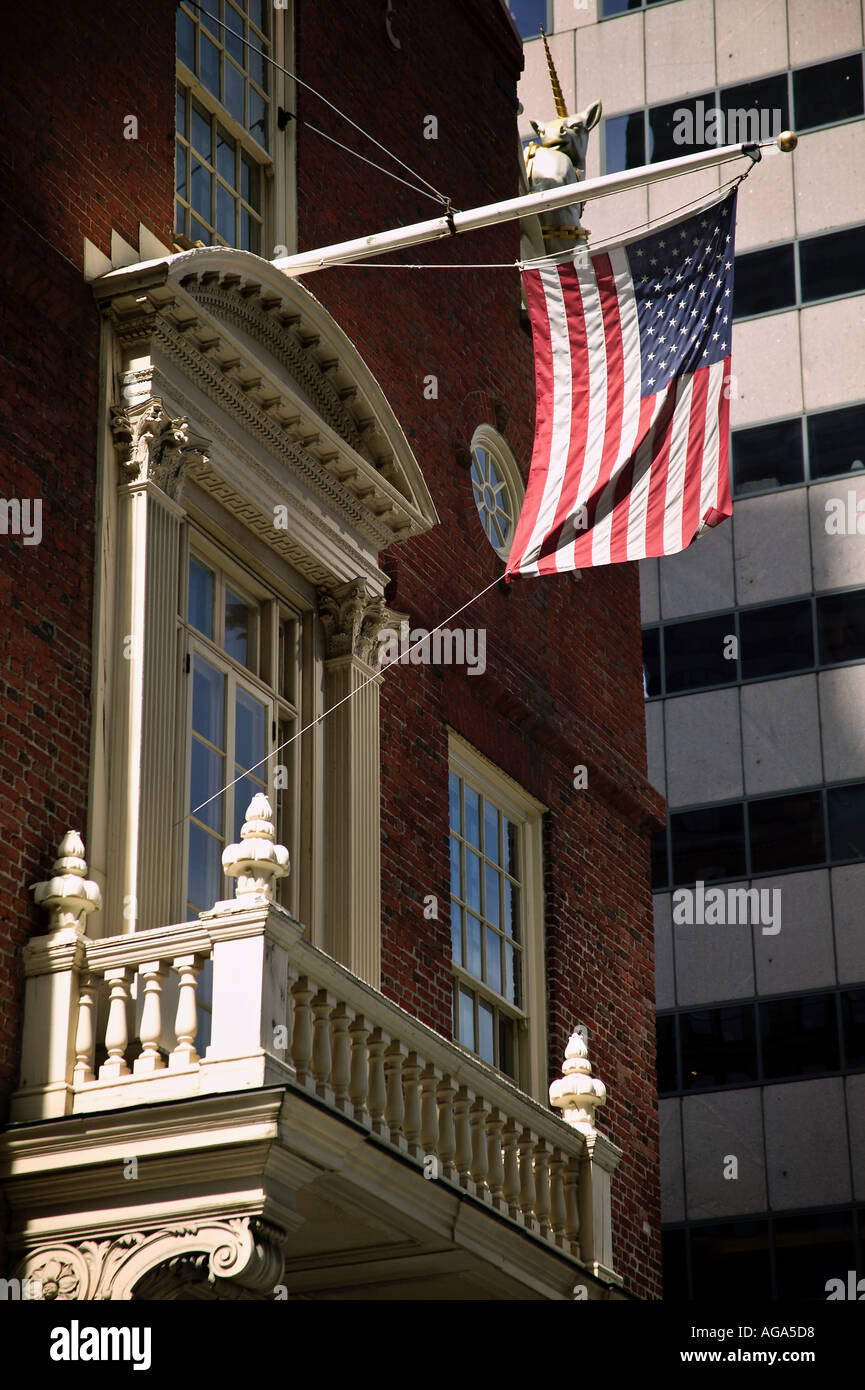 Stars and Stripes USA drapeau américain vole au-dessus de balcon à l'Old State House Boston MA Banque D'Images