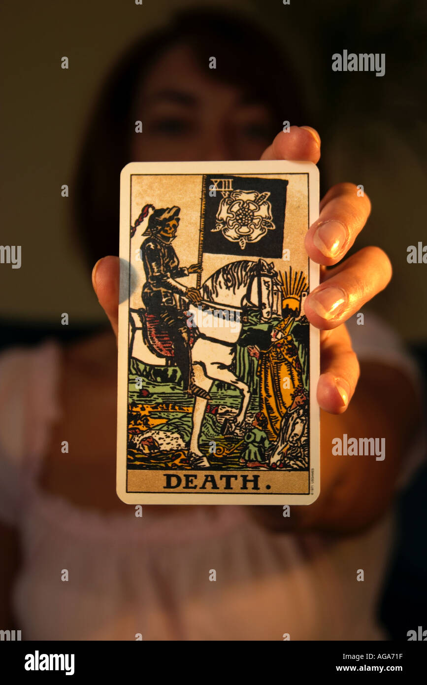 Cartes de tarot avec carte montrant la mort Banque D'Images