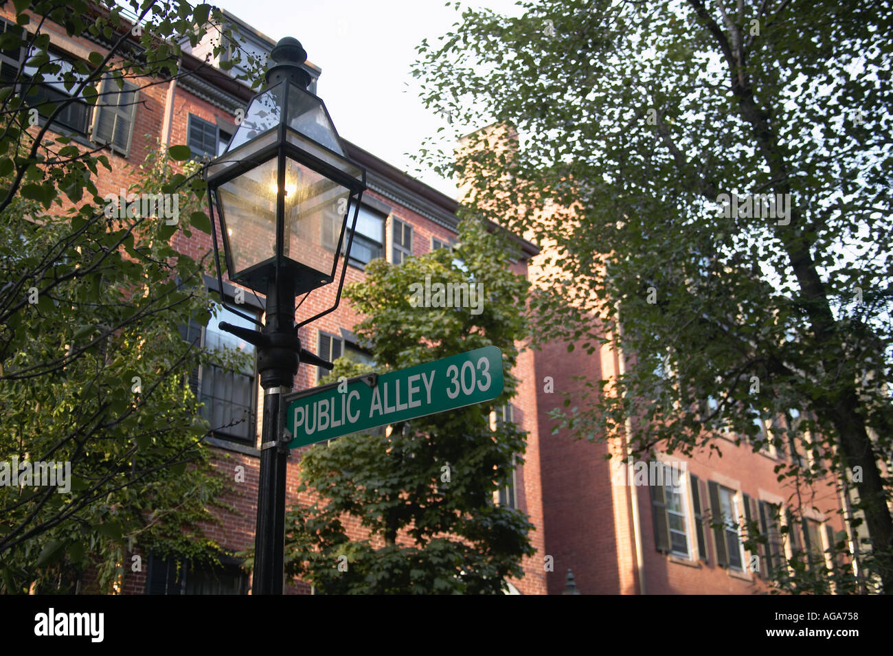 Allée publique signer s'interrompt sur le gas light streetlight post le Beacon Hill Boston MA Banque D'Images