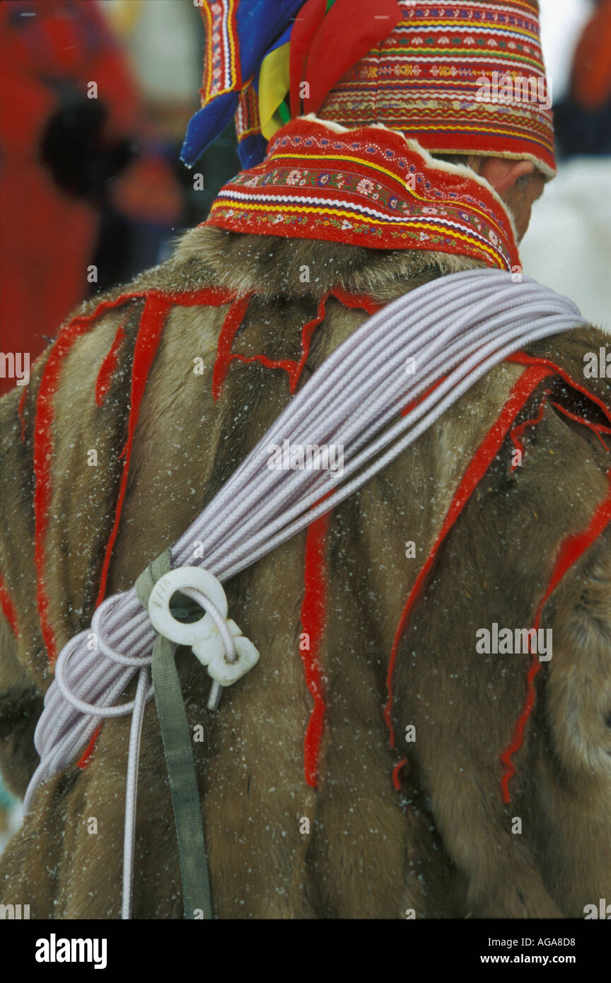 Un Sami homme avec lasso, manteau de fourrure et chapeau de couleur vive au  renne Pâques courses dans Kautokeino, Norvège Photo Stock - Alamy