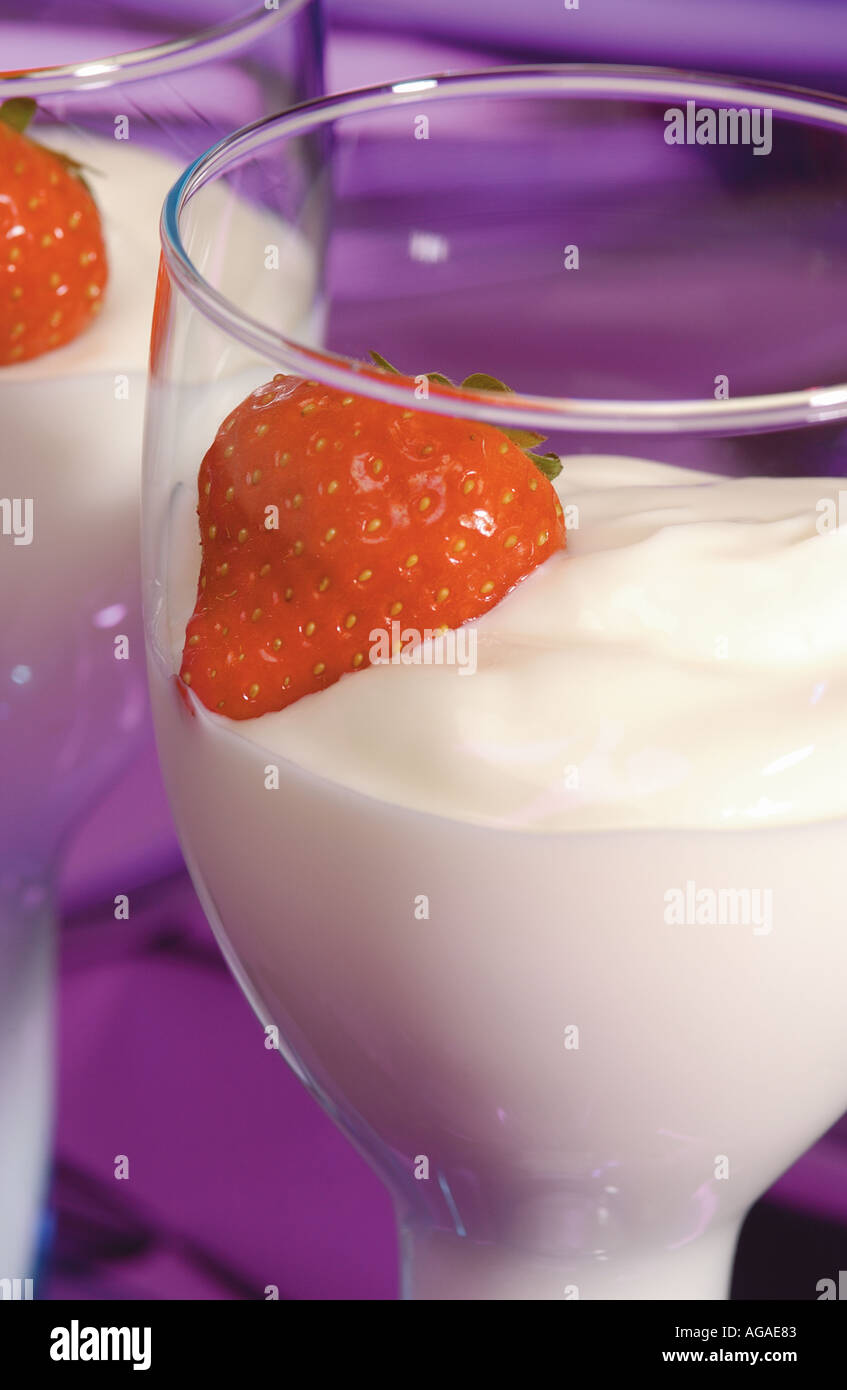Gros plan de fraises de fruits frais dans un plat en verre de yaourt nature nature et nature Banque D'Images