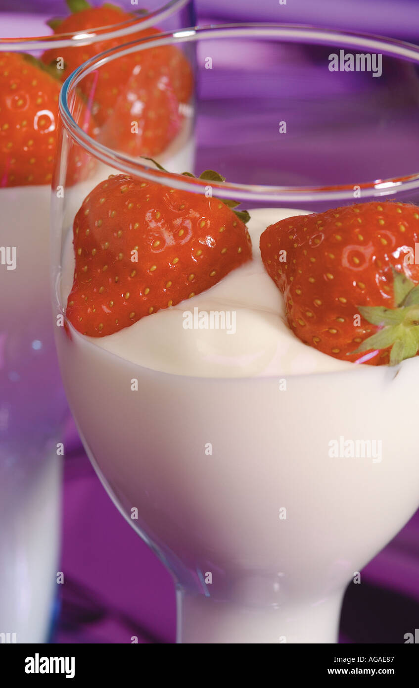 Gros plan de fraises de fruits frais dans un plat en verre de yaourt nature nature et nature Banque D'Images