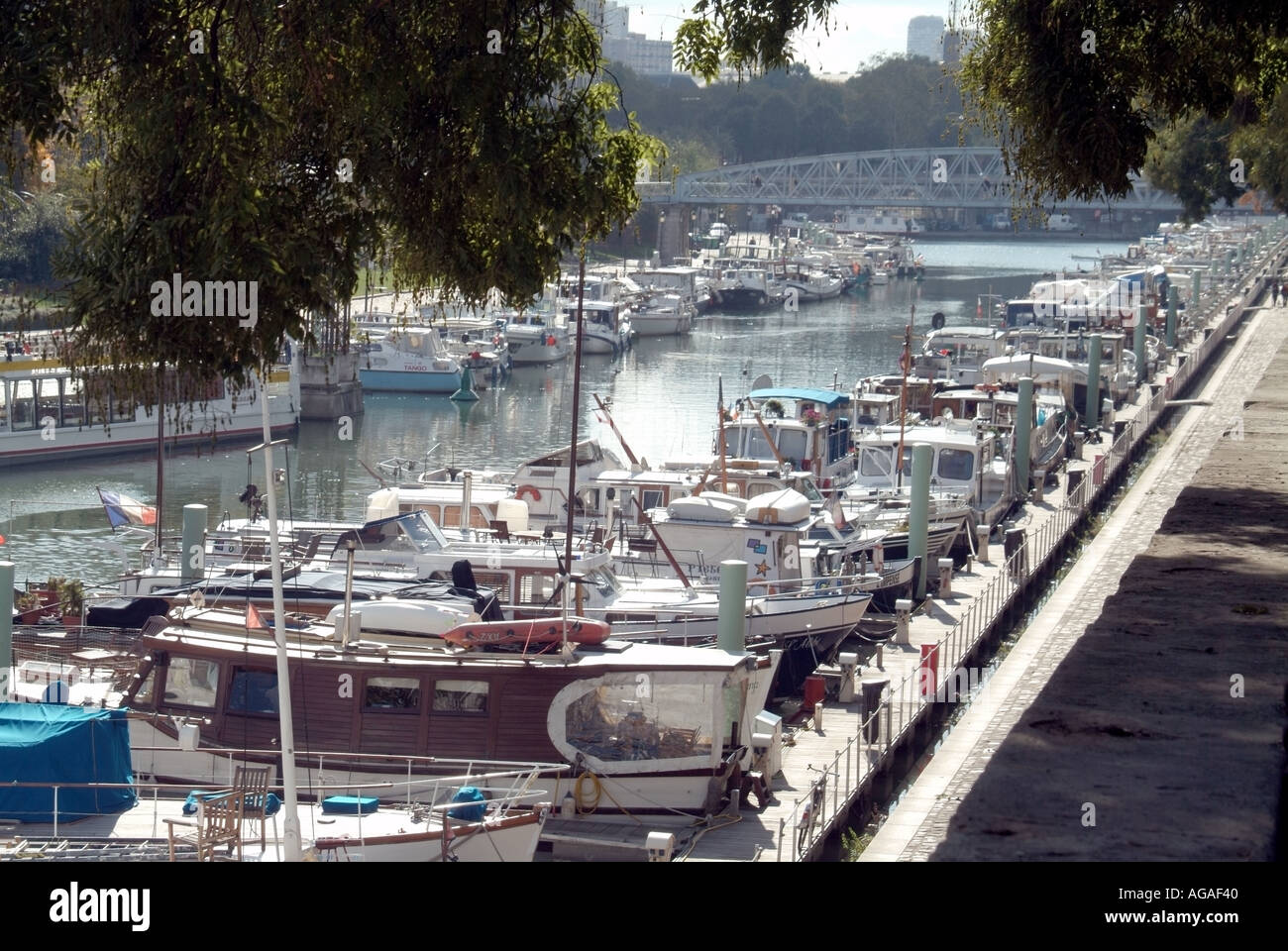 Paris Bastille Port de la Plaisance de l'arsenal de Paris style marina dock pour des centaines de péniches et bateaux à lance Banque D'Images