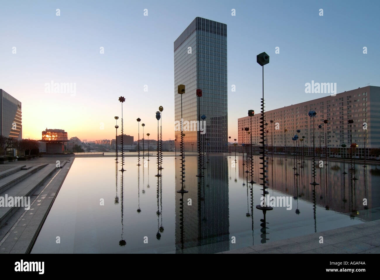 Paris La Défense domaine d'architecture moderne dispose d''eau avec des sculptures d'éclairage de bureaux aux côtés d'appartements résidentiels Banque D'Images