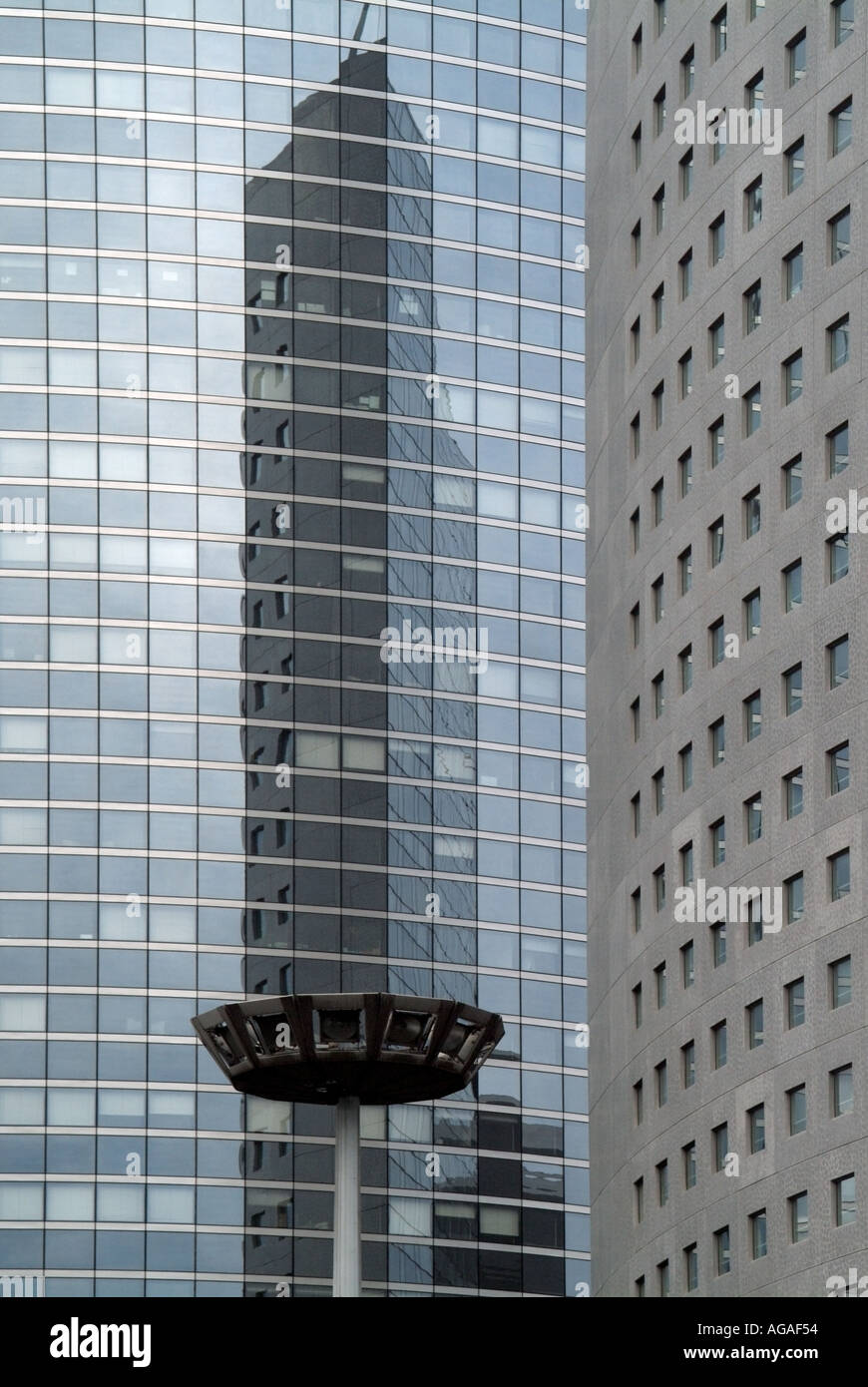 Paris La Défense domaine d'architecture moderne, une étude de réflexions abstraites dans des murs rideau Banque D'Images