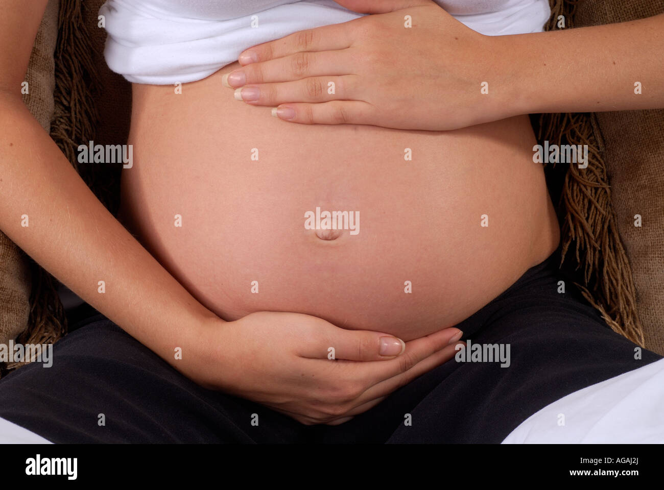 Jeune Femme Tenant Son Estomac Enceintes Sentiment Son Bebe Photo Stock Alamy