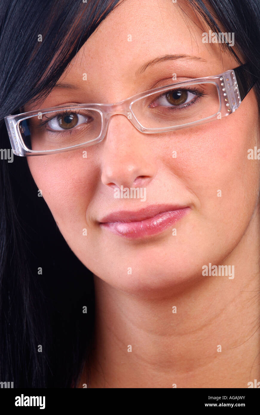 Gros plan d'une belle jeune femme la mode Modélisation Montures de lunettes Banque D'Images