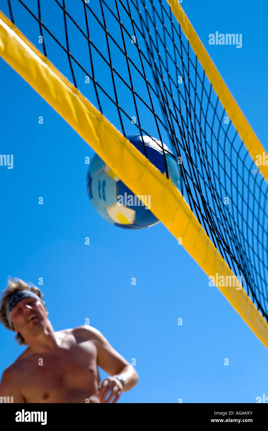 Balle touche le filet lors d'un jeu de footvolley Yellowave Beach Sports Lieu Brighton Angleterre Banque D'Images