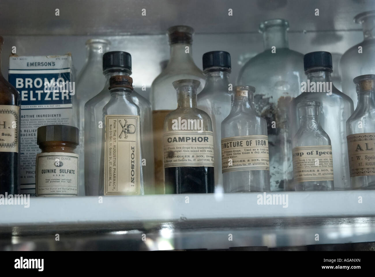La médecine antique bouteilles sur l'affichage à l'ancienne authentique Drug Store museum et cafe St Augustine en Floride Banque D'Images