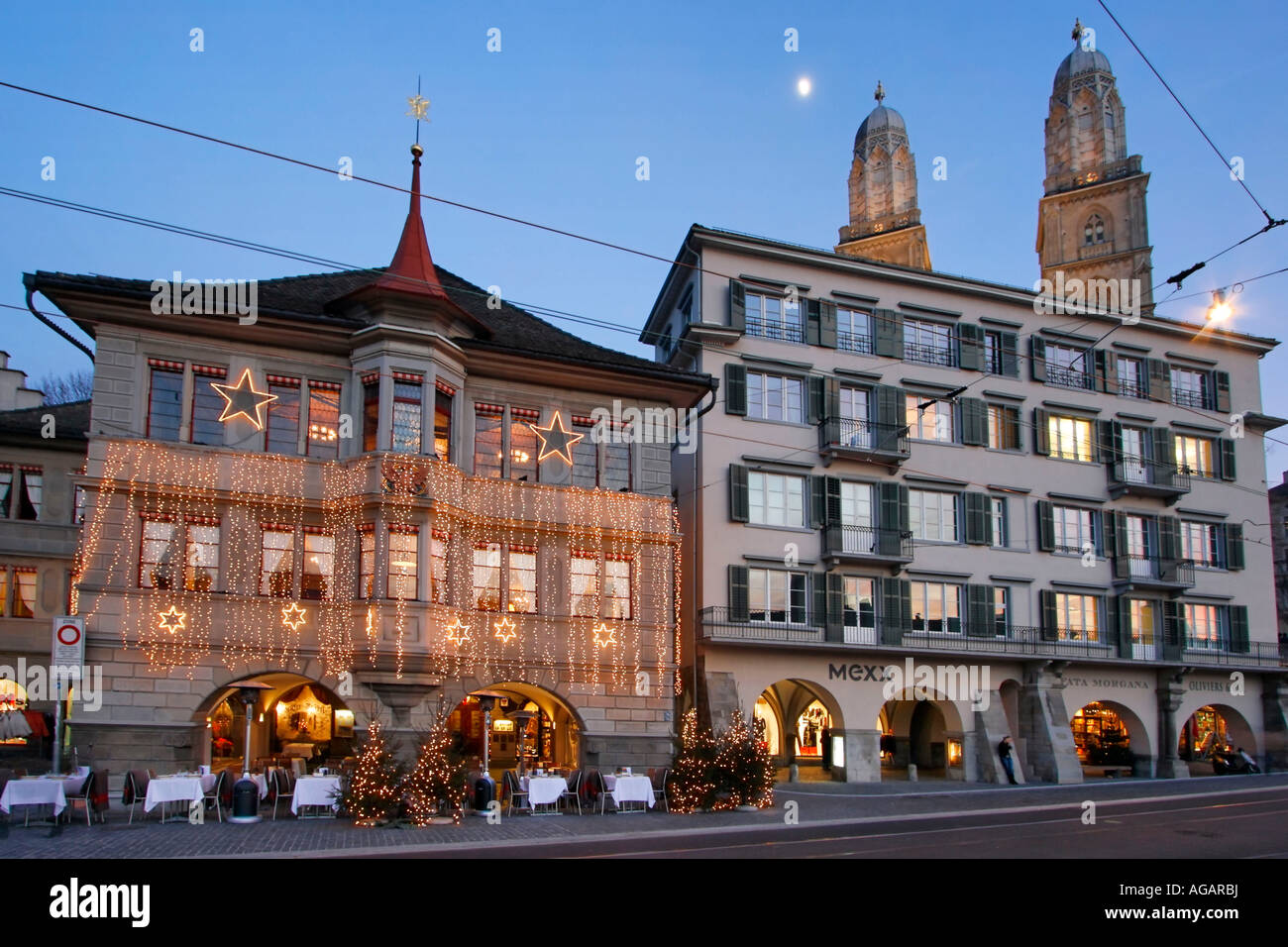 Suisse Zurich Limmatquai tram Grossmunster illumination de Noël Banque D'Images