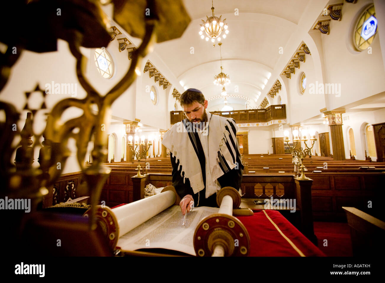 Un prêtre juif de lecture dans la Tora à l'intérieur d'une synagogue à Oslo, Norvège Banque D'Images