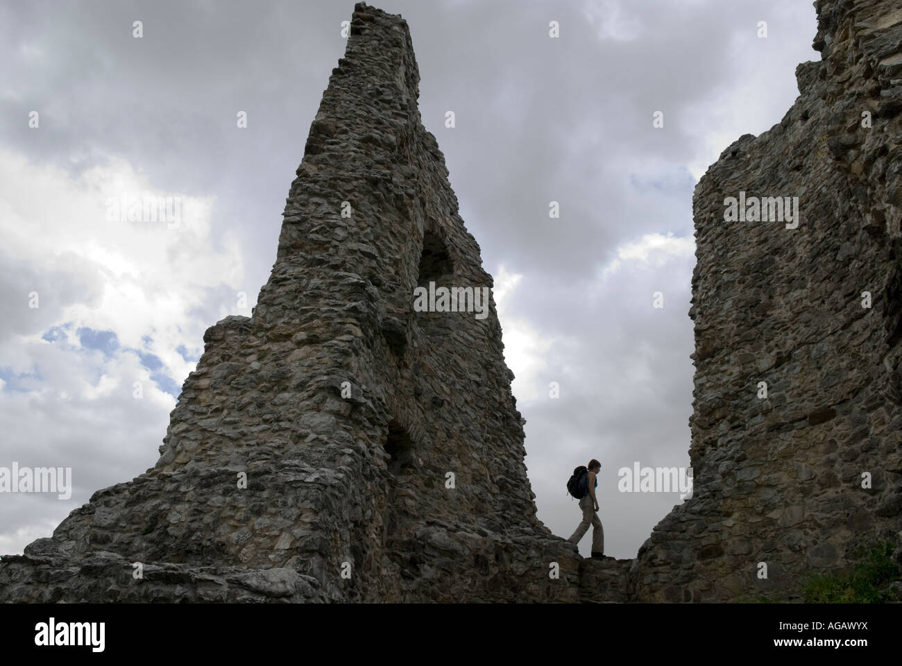 Silhouette d'une femme marchant en allemand les ruines du château de Burg Hohenfreyberg, Eisenberg, Bavière, Allemagne Banque D'Images