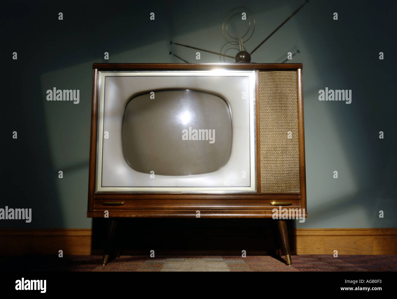 Vintage TV Téléviseur vieille l'horizontale Banque D'Images Vintage TV Téléviseur vieille l'horizontale Banque D'Images
