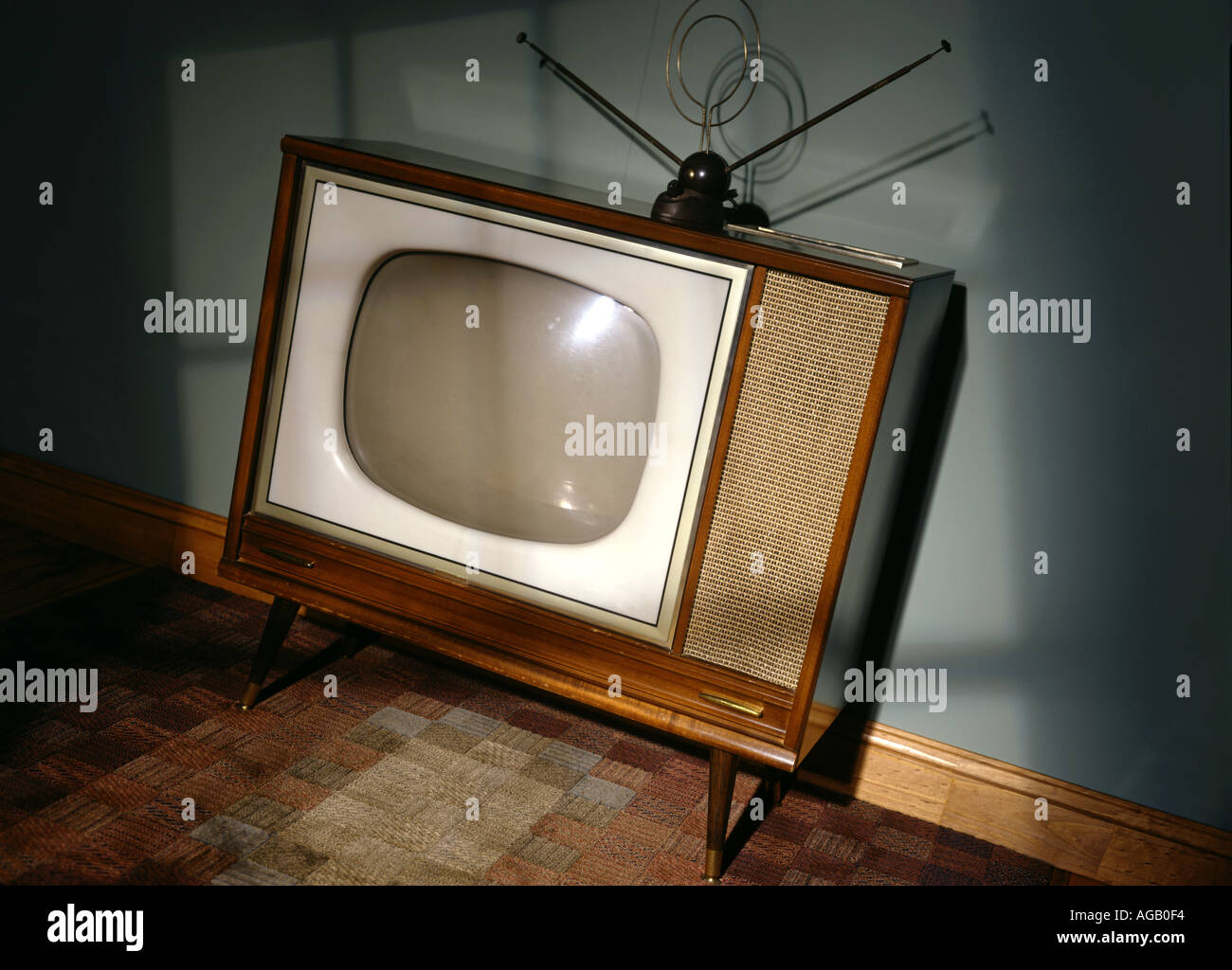 Vintage TV Téléviseur vieille l'horizontale Banque D'Images Vintage TV Téléviseur vieille l'horizontale Banque D'Images